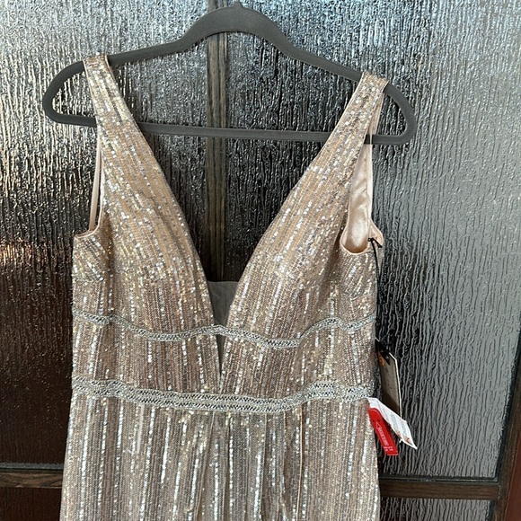 MAC DUGGAL
Metallic Sequined Plunge Neck Gown silver/gold size 6 NWT - Picture 10 of 15